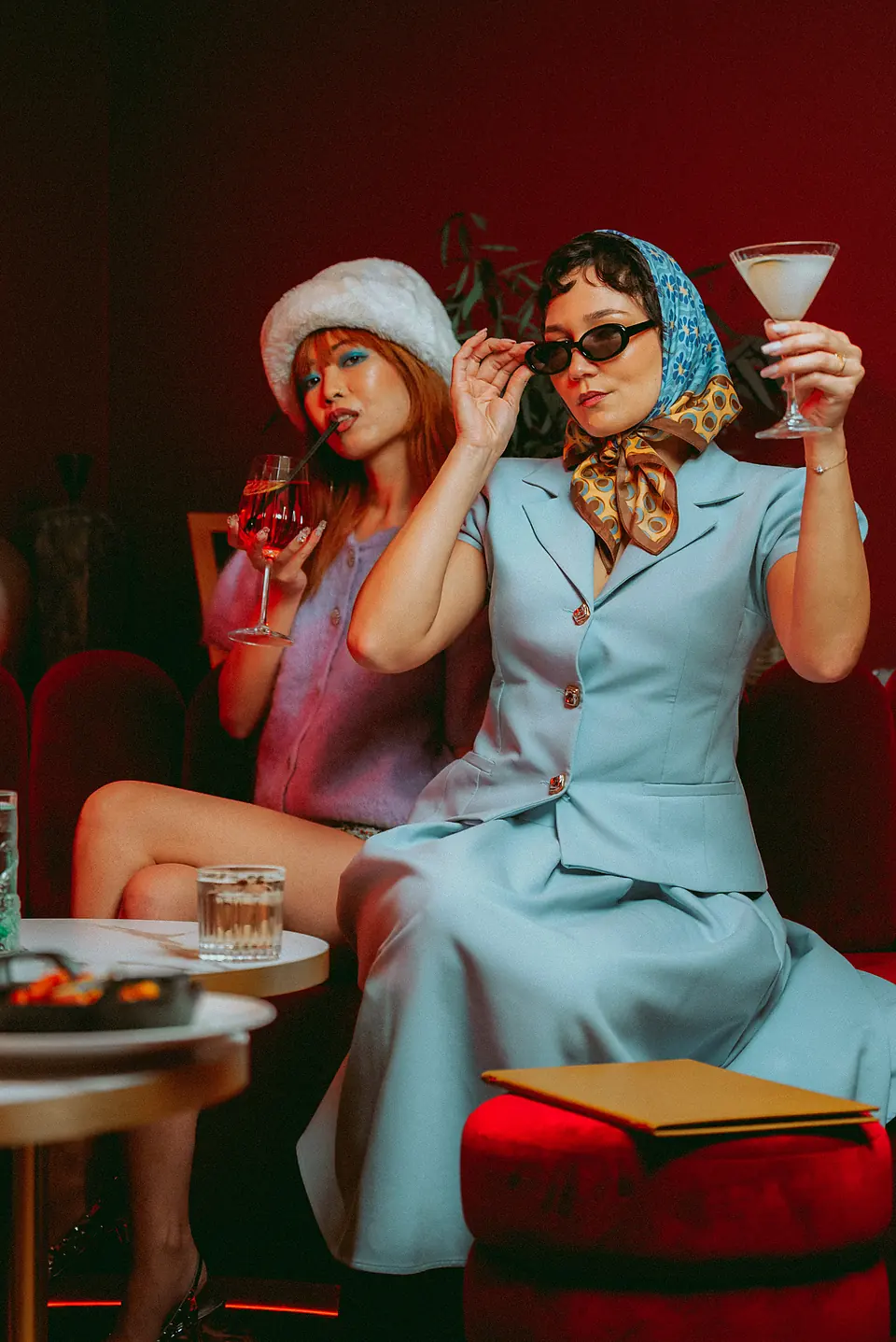 Deux amies trinquent, cocktails à la main