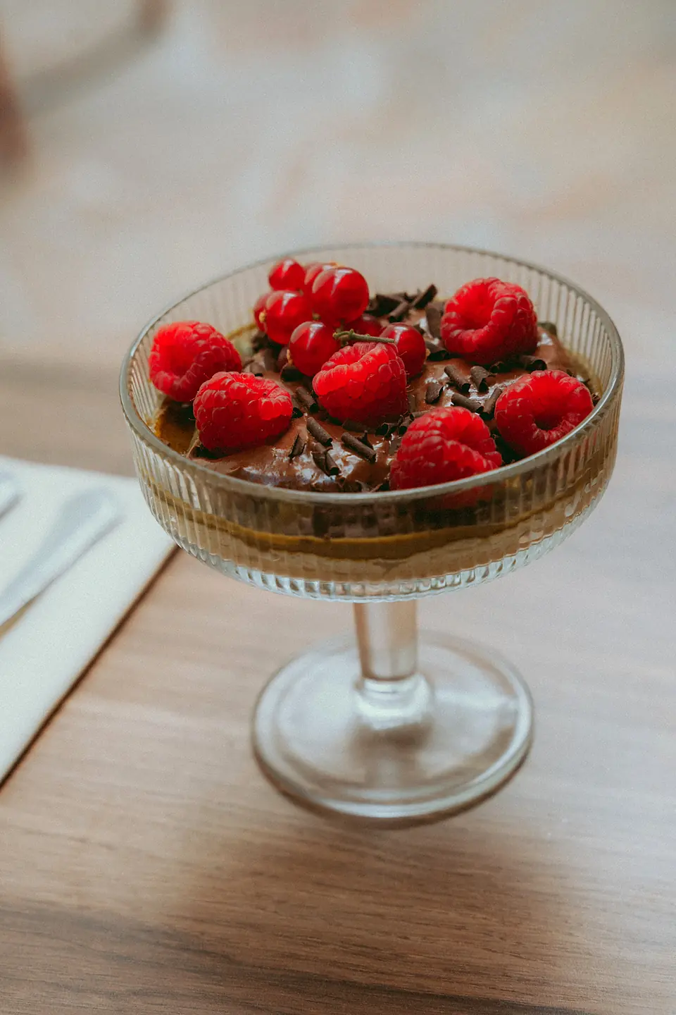 Une coupe chocolat et fruits rouges