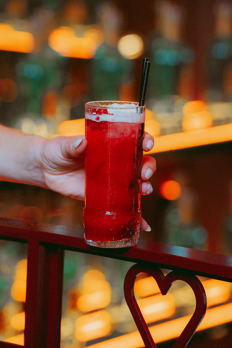 Un long drink rouge au-dessus de la salle