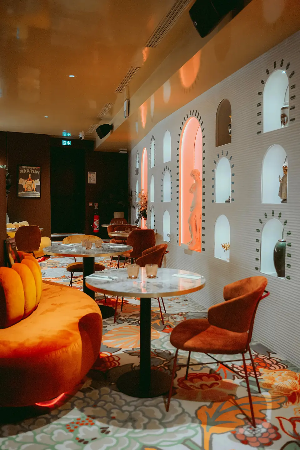 Les niches éclairées et les fauteuils de la salle