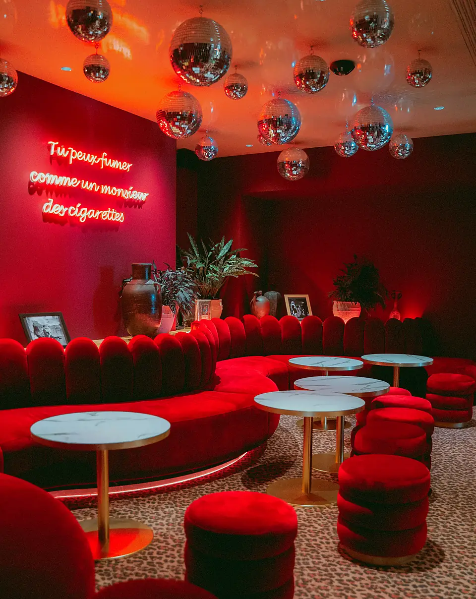 Le salon rouge de Bambino, banquettes en velours et boules à facettes