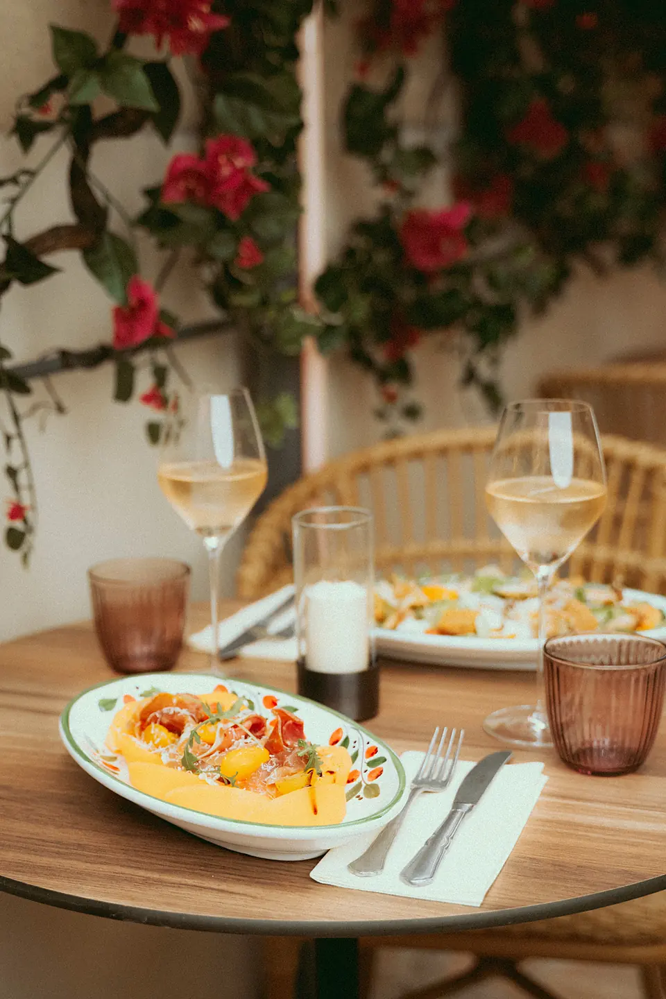 Une table dressée sous les bougainvilliers